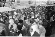 Menschenmenge am "Zibelemärit" in Bern 1971
