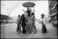 Frauen mit hinten geschlitzten Hosen; Ringelreihen um Verkehrspolizisten 1970