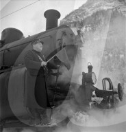 Gotthard-Strecke durch Lawinen blockiert, 1944