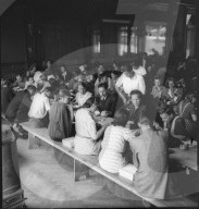 Flüchtlinge im Esssaal; 1945