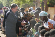 BR Samuel Schmid in Mali 2005, schüttelt Kinderhände