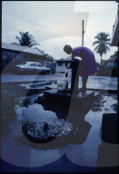 Frau beim Wasser-Holen, Pointre-A-Pitre, Guadeloupe 1985