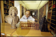 Charles Wirz mit Büste von Voltaire im Voltaire Museum, Genf, 1994