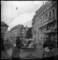 Polizeieskorte begleitet Winston Churchill auf Fahrt durch Zürich 1946