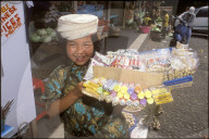 Mädchen verkauft Süssigkeiten, Indonesien, 1993