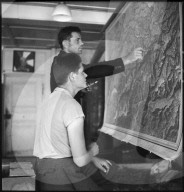 Polnische Internierte betrachten Karte der Schweiz; 1940