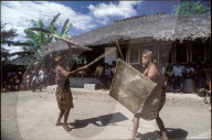 Männer beim Volkstanz auf Lombok, Indonesien, 1986