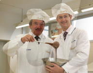 Ernst Tanner und Adalbert Lechner, Geschäftsführer Lindt & Sprüngli Deutschland als Maîtres Chocolatiers, 2004