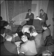 Professor Pirenne (l) verliest Erklärung von Leopold von Belgien, Genf 1950