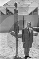 Mann neben Giacometti-Skulptur; Expo 1967