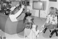 Familie beim Fernsehen 1971