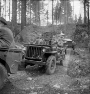 Oberstdivisionär Jordi mit Journalisten auf Jeep, Thun 1946