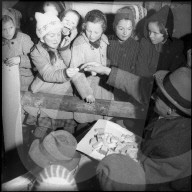 Kinder schneiden Grimassen, Sursee 1952