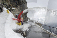 Schneeräumung am Sustenpass, Juni 2006