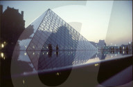 Brunnen und Pyramide beim Louvre, Paris 1989
