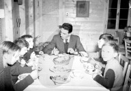 Am Esstisch, Kinderdorf Pestalozzi  Trogen 1946