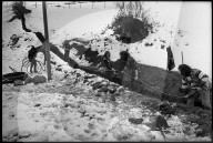 Rocker bei Hilfsaktion; Verlegen einer Wasserleitung 1971