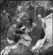 Erdrutsch im Maggiatal; Sprengung zur Freilegung der Strasse wird vorbereitet; 1950