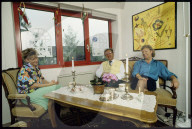Unternehmer Kurt Künzli mit Frau und Tochter beim Kaffee, 1993