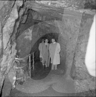 Besucher in Gletscherschlucht in Grindelwald, 1953