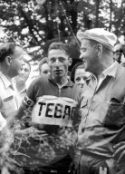 Tour de Suisse 1952: Etappensieger Ferdy Kübler mit Rennleiter Carl Senn
