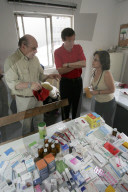 Toni Fischer und Botschafter Barras im Gespräch mit Ärztin, Beirut 2006