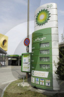 BP-Tankstelle mit Benzinpreis, Autobahn-Raststätte Pratteln, Juli 2006