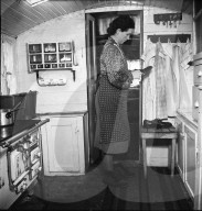 Jenische Frau beim Schuhe putzen, 1942
