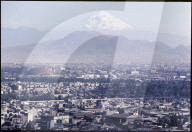 Sicht auf Mexiko Stadt mit Popocatépetl 1985