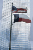 Nationalfahne und Texanische Fahne vor Hochhaus 1987