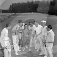Skigrössen lernen Tennisspielen bei Hans Pfaff (2. von L); Zürich 1952