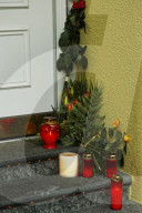 Blumen und Kerzen nach Mord an "Milieukönig" Albert Mosberger in Zürich 2005