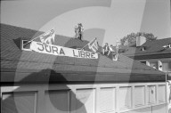 Béliers hissen Jurafahnen auf Dach der Präfektur, Delsberg 1968