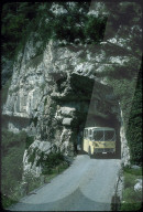 Postauto auf der Strasse von Isenthal nach Isleten
