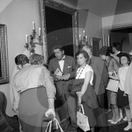 Schloss Wartegg: Interessenten begutachten das zum Verkauf stehende Mobiliar; 1962