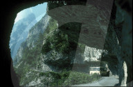 Postauto auf der Strasse von Isenthal nach Isleten