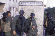 Strassensperre in Jerusalem; Polizisten mit Gasmasken 1987