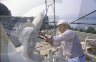 Max Strasser beim Restaurieren einer Dachfigur des Zürcher Opernhauses 1984