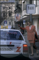 Frau winkt ein Taxi heran, 1996