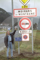 Patricia Diermeier, Journalistin vor Ortsschild Moirans-en-Montagne, 1996