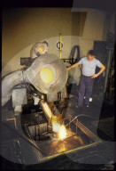 Goldgiesserei Argor; Arbeiter beim Gold giessen 1987
