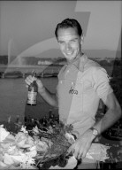 Hugo Koblet mit Flasche Vivi-Cola, Genf 1952