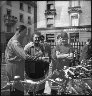 Familie bei Velomarkt in Zürich 1948