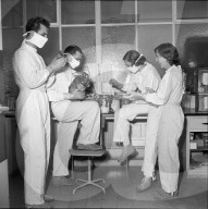 Entwicklerteam um Dr. Fust (hinten) bei Roche, Basel 1952