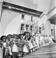 Trachtenmädchen an der Hochzeit von Fürst Franz Josef und Gina von Liechtenstein, 1943