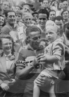 Tour de Suisse 1952: Ferdi Kübler mit Frau Rösli und Sohn André