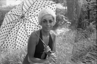 Frau mit modischer Badekappe 1969