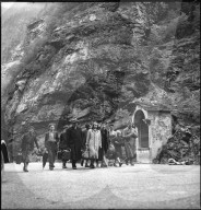 Flüchtlinge, zu Fuss unterwegs nach Gondo; 1944