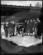 Kinder auf der gefrorenen Sihl, 1954