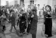 Tibeter Kinder führen Volkstanz auf, Oetwil 1965